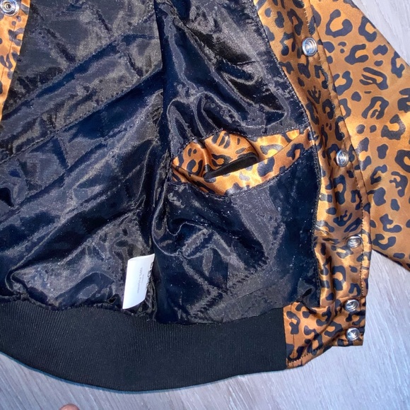 Let’s kids eternal leopard bomber jacket. Size 4. Sold out in this size. - Picture 4 of 7